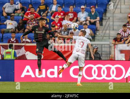 30. Juni 2022: Der New Yorker Red Bulls-Stürmer Patryk Klimala (9) spielt den Ball während eines MLS-Spiels zwischen dem Atlanta United FC und den New York Red Bulls in der Red Bull Arena in Harrison, NJ. New York besiegte Atlanta 2-1. Mike Langish/Cal Sport Media. Stockfoto