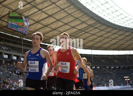 Von links nach rechts SCHWARZER Oskar (TV Grovu-Gerau), Sieger Tim HOLZAPFEL (Unterlaender LG/ 1.. Platz), Action, Finale 800m Männer an der Deutschen Leichtathletik-Meisterschaft 26.06.2022 2022, von 25,06. - 06/26/2022 in Berlin. vÇ¬ Stockfoto