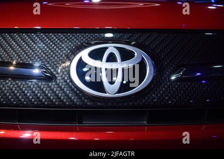 Neu Delhi, Neu Delhi, Indien. 1.. Juli 2022. Ein Toyota-Logo ist auf dem Toyota Urban Cruiser Hyryder bei seiner Auftaktveranstaltung in Neu-Delhi, Indien, zu sehen (Bildquelle: © Kabir Jhangiani/Pacific Press via ZUMA Press Wire) Stockfoto