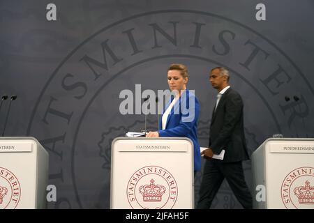 Kopenhagen /Dänemark/1.. Juli 2022/die Premierministerin von Denamrk, Frau Mette Frederiksen, hält eine gemeinsame Pressekonferenz mit der Ministerin für Lebensmittel und Landwirtschaft, der Ministerin für Wirtschaft und Handel, der Ministerin für Gesundheit, justizminister über den kritischen Bericht der nerzkommission bei der Tötung vieler Millionen Mink-Tiere während der Covid 19 Denmark govt wird sehen, wie die rolle der dänischen Zivildiener in Minkcase und jetzt bis zum dänischen parlament und für die Zukunft des kreitischen Berichts der Minkkomissonnions sehen, die minister veranstalten in der Spiegelhalle des PM-Büros in Christiansborg Kopenhagen Dänemark ein Pressekonfeenz. (Foto..F Stockfoto