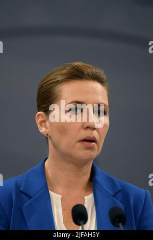 Kopenhagen /Dänemark/1.. Juli 2022/die Premierministerin von Denamrk, Frau Mette Frederiksen, hält eine gemeinsame Pressekonferenz mit der Ministerin für Lebensmittel und Landwirtschaft, der Ministerin für Wirtschaft und Handel, der Ministerin für Gesundheit, justizminister über den kritischen Bericht der nerzkommission bei der Tötung vieler Millionen Mink-Tiere während der Covid 19 Denmark govt wird sehen, wie die rolle der dänischen Zivildiener in Minkcase und jetzt bis zum dänischen parlament und für die Zukunft des kreitischen Berichts der Minkkomissonnions sehen, die minister veranstalten in der Spiegelhalle des PM-Büros in Christiansborg Kopenhagen Dänemark ein Pressekonfeenz. (Foto..F Stockfoto