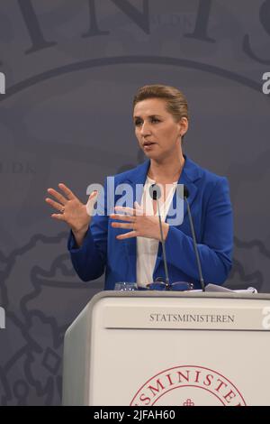 Kopenhagen /Dänemark/1.. Juli 2022/die Premierministerin von Denamrk, Frau Mette Frederiksen, hält eine gemeinsame Pressekonferenz mit der Ministerin für Lebensmittel und Landwirtschaft, der Ministerin für Wirtschaft und Handel, der Ministerin für Gesundheit, justizminister über den kritischen Bericht der nerzkommission bei der Tötung vieler Millionen Mink-Tiere während der Covid 19 Denmark govt wird sehen, wie die rolle der dänischen Zivildiener in Minkcase und jetzt bis zum dänischen parlament und für die Zukunft des kreitischen Berichts der Minkkomissonnions sehen, die minister veranstalten in der Spiegelhalle des PM-Büros in Christiansborg Kopenhagen Dänemark ein Pressekonfeenz. (Foto..F Stockfoto