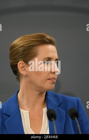 Kopenhagen /Dänemark/1.. Juli 2022/die Premierministerin von Denamrk, Frau Mette Frederiksen, hält eine gemeinsame Pressekonferenz mit der Ministerin für Lebensmittel und Landwirtschaft, der Ministerin für Wirtschaft und Handel, der Ministerin für Gesundheit, justizminister über den kritischen Bericht der nerzkommission bei der Tötung vieler Millionen Mink-Tiere während der Covid 19 Denmark govt wird sehen, wie die rolle der dänischen Zivildiener in Minkcase und jetzt bis zum dänischen parlament und für die Zukunft des kreitischen Berichts der Minkkomissonnions sehen, die minister veranstalten in der Spiegelhalle des PM-Büros in Christiansborg Kopenhagen Dänemark ein Pressekonfeenz. (Foto..F Stockfoto