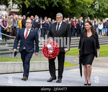 (Von links nach rechts) David Brooks MLA, Gavin Robinson MP und Emma Little-Pengelly MLA von der DUP während einer Kranzniederlegung im Cenotaph im Donegall Square West in Belfast, anlässlich des Jahrestages des ersten Tages der Schlacht an der Somme im Jahr 1916. Bilddatum: Freitag, 1. Juli 2022. Stockfoto