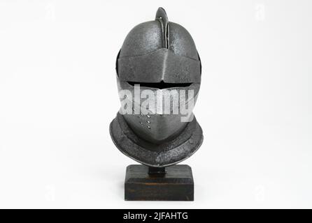 Antiker Miniaturhelm aus Eisen. Ideal für die Zimmerdekoration. Stockfoto
