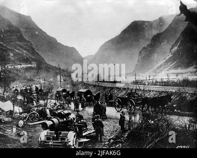 Erster Weltkrieg: Deutscher Trängkolonner beim Aufstieg im oberen Piave-Tal. Im Vordergrund ein österreichischer 30,5 cm Autofahrer. Erster Weltkrieg: Deutscher Trängkolonner beim Aufstieg im oberen Piave-Tal. Im Vordergrund ein österreichischer 30,5 cm Autofahrer. Stockfoto