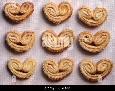 Palmier-Kekse oder Blätterteig-Ohren auf dem Tablett Stockfoto