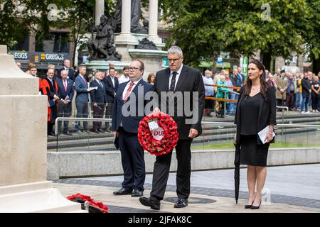 (Von links nach rechts) David Brooks MLA, Gavin Robinson MP und Emma Little-Pengelly MLA von der DUP während einer Kranzniederlegung im Cenotaph im Donegall Square West in Belfast, anlässlich des Jahrestages des ersten Tages der Schlacht an der Somme im Jahr 1916. Bilddatum: Freitag, 1. Juli 2022. Stockfoto