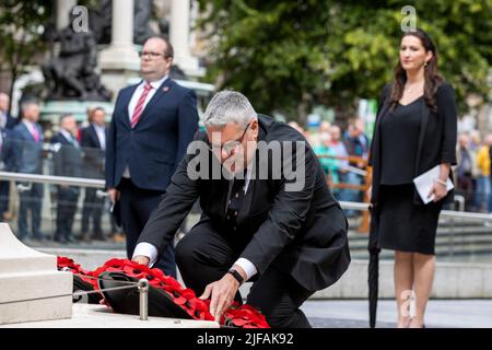 (Von links nach rechts) David Brooks MLA, Gavin Robinson MP und Emma Little-Pengelly MLA von der DUP während einer Kranzniederlegung im Cenotaph im Donegall Square West in Belfast, anlässlich des Jahrestages des ersten Tages der Schlacht an der Somme im Jahr 1916. Bilddatum: Freitag, 1. Juli 2022. Stockfoto