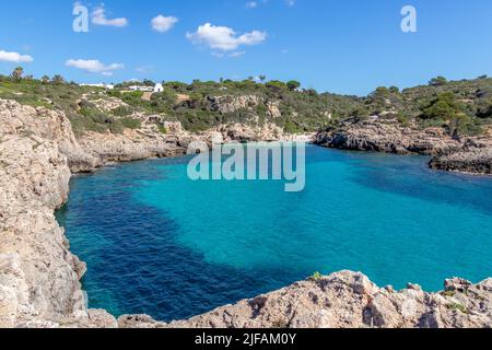 Menorca, Spanien - 30. Jun 2022: Wunderschöne Aussicht auf das transparente mittelmeer und das türkisfarbene mittelmeer in Cala Binidali im Süden Menorcas Stockfoto