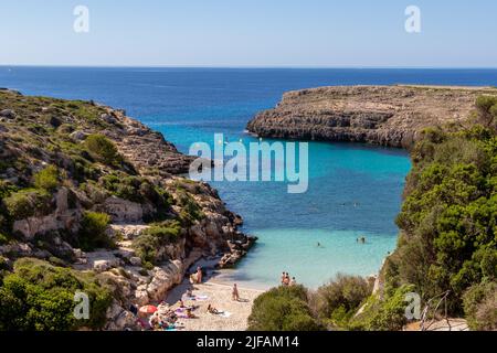 Menorca, Spanien - 30. Jun 2022: Wunderschöne Aussicht auf das transparente mittelmeer und das türkisfarbene mittelmeer in Cala Binidali im Süden Menorcas Stockfoto