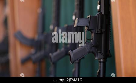 Gewehre oder Luftgewehre auf einem Regal stehen zum Verkauf Stockfoto