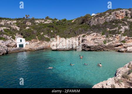 Menorca, Spanien - 30. Jun 2022: Wunderschöne Aussicht auf das transparente mittelmeer und das türkisfarbene mittelmeer in Cala Binidali im Süden Menorcas Stockfoto