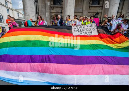 London, Großbritannien. 1.. Juli 2022. Veteranen der London Gay Liberation Front 1970-74, darunter Peter Tatchell, marschieren zum fünfzigsten Jahrestag ihres ersten Pride March. Der GLF wurde 1970 gegründet und wird allgemein als der Beginn der modernen LGBT-Bewegung in Großbritannien anerkannt. Kredit: Guy Bell/Alamy Live Nachrichten Stockfoto