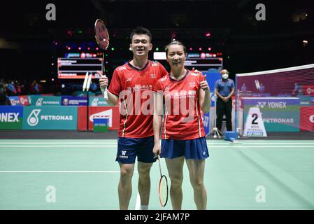 (220701) -- KUALA LUMPUR, 1. Juli 2022 (Xinhua) -- Zheng Siwei (L)/Huang Yaqiong aus China feiern nach dem gemischten Doppel-Viertelfinale gegen Thom Gicquel/Delphine Delrue aus Frankreich beim Malaysia Open 2022 in Kuala Lumpur, Malaysia, 1. Juli 2022. (Foto von Chong Voon Chung) Stockfoto