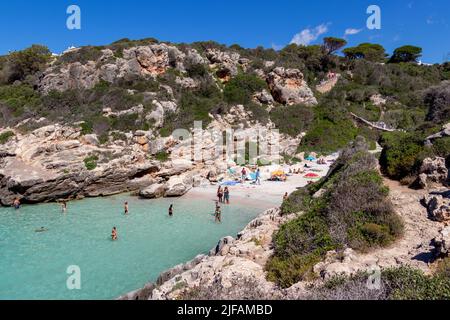 Menorca, Spanien - 30. Jun 2022: Wunderschöne Aussicht auf das transparente mittelmeer und das türkisfarbene mittelmeer in Cala Binidali im Süden Menorcas Stockfoto