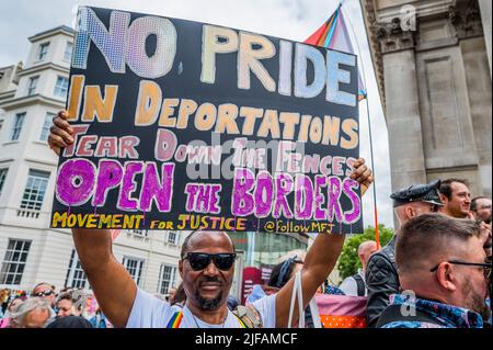 London, Großbritannien. 1.. Juli 2022. Veteranen der London Gay Liberation Front 1970-74, darunter Peter Tatchell, marschieren zum fünfzigsten Jahrestag ihres ersten Pride March. Der GLF wurde 1970 gegründet und wird allgemein als der Beginn der modernen LGBT-Bewegung in Großbritannien anerkannt. Kredit: Guy Bell/Alamy Live Nachrichten Stockfoto