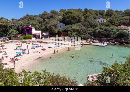 Menorca, Spanien - 30. Jun 2022: Baden in den transparenten Gewässern der Bucht Binisafuller im Süden Menorcas Stockfoto