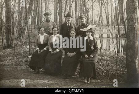 Gruppenbild mit zwei Soldaten, vier Zivilfrauen und einem Mann. Stockfoto