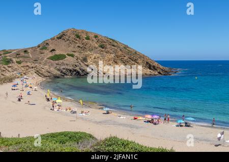 Menorca, Spanien - 30. Jun 2022: Baden in den klaren Gewässern der Cala Sa Mesquida im Osten Menorcas Stockfoto