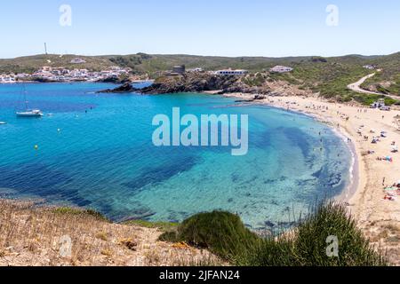 Menorca, Spanien - 30. Jun 2022: Baden in den klaren Gewässern der Cala Sa Mesquida im Osten Menorcas Stockfoto