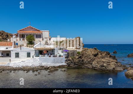 Menorca, Spanien - 30. Jun 2022: Lokales Haus in der Nähe der Küste im Osten Menorcas Stockfoto