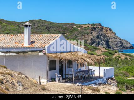 Menorca, Spanien - 30. Jun 2022: Lokales Haus in der Nähe der Küste im Osten Menorcas Stockfoto