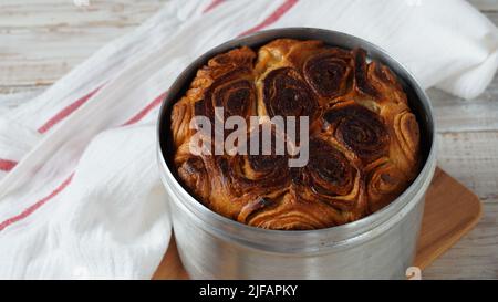 Kubaneh – Jemenitisches jüdisches Brot, Brioche-Brot – wird am Shabbat-Morgen serviert, serviert mit einem Dip aus zerkleinerten Tomaten und hart gekochten Eiern Stockfoto