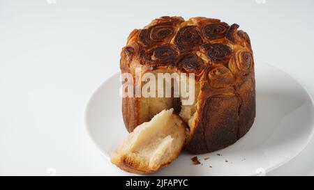 Kubaneh – Jemenitisches jüdisches Brot, Brioche-Brot – wird am Shabbat-Morgen serviert, serviert mit einem Dip aus zerkleinerten Tomaten und hart gekochten Eiern Stockfoto