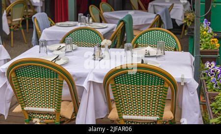 White Cloth Tables Restaurant Terrasse Mittagsmenü Stockfoto