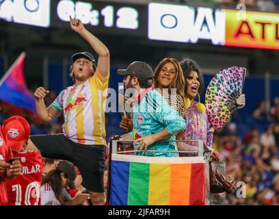 30. Juni 2022: Pride Night-Feierlichkeiten während eines MLS-Spiels zwischen dem Atlanta United FC und den New York Red Bulls in der Red Bull Arena in Harrison, NJ. New York besiegte Atlanta 2-1. Mike Langish/Cal Sport Media. Stockfoto