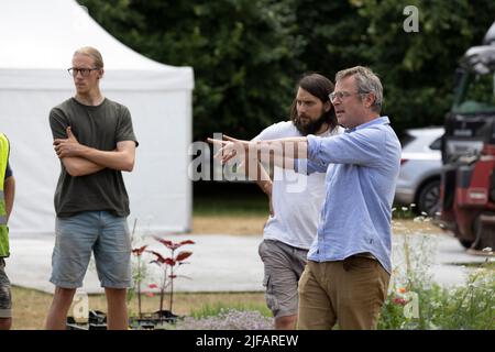 Hugh Fearnley-Whittingstall hat dieses Jahr beim RHS Hampton Court Garden Festival mit dem Gärtner Adam Crofts, Großbritannien, den RHS River Cottage Market Garden gegründet Stockfoto