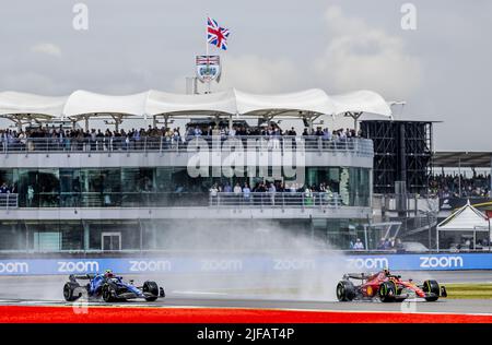 SILVERSTONE - Nichola Latifi (6) mit dem Williams FW44 und Carlos Sainz (55) mit dem Ferrari während des Trainings 1 vor dem Grand Prix von Großbritannien F1 in Silverstone am 1. Juli 2022 in Silverstone, England. REMKO DE WAAL Stockfoto