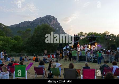 Musikfestival zwischen Klippen und Weinbergen auf der Domaine de l'Hortus. Valflaunes, Ockzitanien, Frankreich Stockfoto