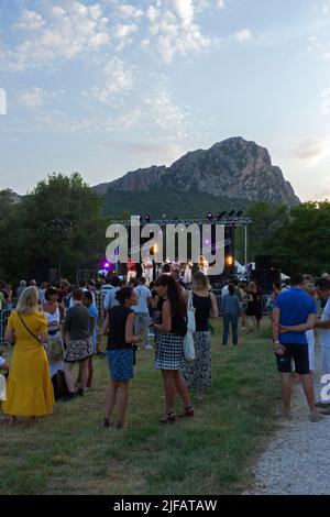 Musikfestival zwischen Klippen und Weinbergen auf der Domaine de l'Hortus. Valflaunes, Ockzitanien, Frankreich Stockfoto