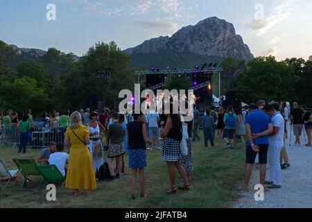 Musikfestival zwischen Klippen und Weinbergen auf der Domaine de l'Hortus. Valflaunes, Ockzitanien, Frankreich Stockfoto