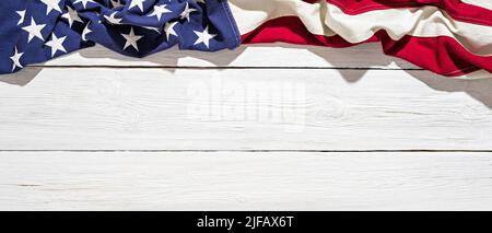 Amerikanische Flagge auf weißem Holz. 4.. Juli, US Independence Day kreatives Foto Stockfoto