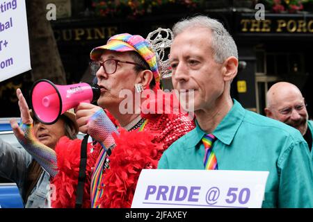 London, Großbritannien. 1.. Juli 2022. Personen der ursprünglich 500 Mitglieder der Gay Liberation Front (GLF), die am 1.. Juli 1972 am ursprünglichen Pride march teilnahmen, gedenken des 50.. Jahrestages. Peter Tatchell. Kredit: Matthew Chattle/Alamy Live Nachrichten Stockfoto