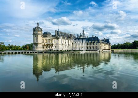 Das Schloss von Chantilly mit Wasserspiegelungen, in der Nähe von Paris Frankreich Stockfoto