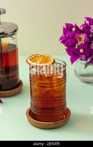 Frisch gebrühter roter Früchtetee auf dem grünen Tisch Stockfoto