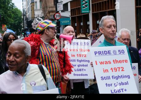 London, Großbritannien. 1.. Juli 2022. Personen der ursprünglich 500 Mitglieder der Gay Liberation Front (GLF), die am 1.. Juli 1972 am ursprünglichen Pride march teilnahmen, gedenken des 50.. Jahrestages. Peter Tatchell. Kredit: Matthew Chattle/Alamy Live Nachrichten Stockfoto