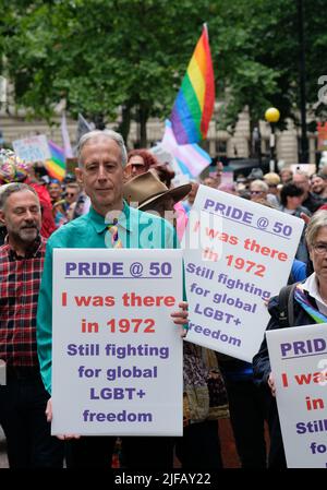 London, Großbritannien. 1.. Juli 2022. Personen der ursprünglich 500 Mitglieder der Gay Liberation Front (GLF), die am 1.. Juli 1972 am ursprünglichen Pride march teilnahmen, gedenken des 50.. Jahrestages. Peter Tatchell. Kredit: Matthew Chattle/Alamy Live Nachrichten Stockfoto