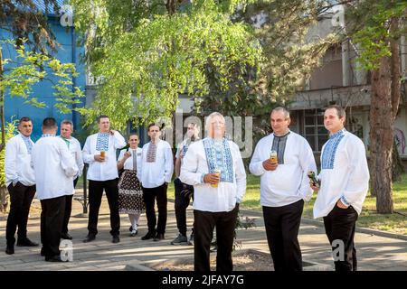 Bild einer Gruppe von Männern, slowaken, die eine traditionelle slowakische Volkstracht in Kovacica, Serbien tragen. Nach der Volkszählung von 2011, Slowaken in Serbien Stockfoto