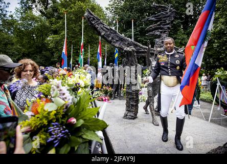 2022-07-01 14:41:14 AMSTERDAM - Besucher am Nationaldenkmal Sklaverei Vergangenheit, während der nationalen Erinnerung an die niederländische Sklaverei Vergangenheit. Am 1. Juli 1863 wurde die Sklaverei in Surinam und im karibischen Teil des Königreichs per Gesetz aufgehoben. ANP KOEN VAN WEEL niederlande Out - belgien Out Stockfoto