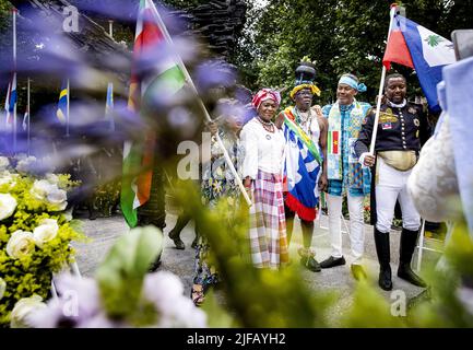 2022-07-01 14:39:36 AMSTERDAM - Besucher am Nationaldenkmal Sklaverei Vergangenheit, während der nationalen Erinnerung an die niederländische Sklaverei Vergangenheit. Am 1. Juli 1863 wurde die Sklaverei in Surinam und im karibischen Teil des Königreichs per Gesetz aufgehoben. ANP KOEN VAN WEEL niederlande Out - belgien Out Stockfoto