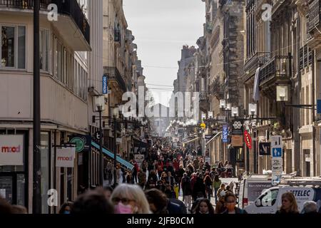 Bild der überfüllten Einkaufsstraße Rue Sainte Catherine in Bordeaux, wo die Menschen in den nahe gelegenen Geschäften während einer Zeit des Wohlstands einkaufen. Der Stockfoto
