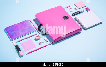 Schulpapier auf blauem Hintergrund. Zurück zur Schule kreatives Foto Stockfoto