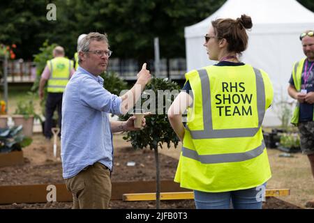 Hugh Fearnley-Whittingstall hat dieses Jahr beim RHS Hampton Court Garden Festival mit dem Gärtner Adam Crofts, Großbritannien, den RHS River Cottage Market Garden gegründet Stockfoto