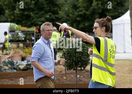 Hugh Fearnley-Whittingstall hat dieses Jahr beim RHS Hampton Court Garden Festival mit dem Gärtner Adam Crofts, Großbritannien, den RHS River Cottage Market Garden gegründet Stockfoto