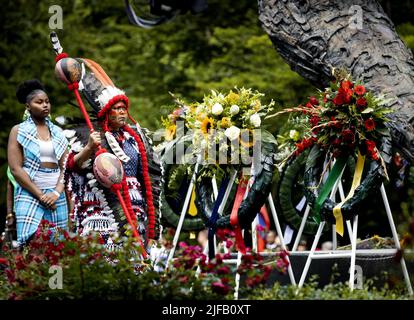 2022-07-01 14:19:19 AMSTERDAM - Besucher am Nationaldenkmal Sklaverei Vergangenheit, während der nationalen Erinnerung an die niederländische Sklaverei Vergangenheit. Am 1. Juli 1863 wurde die Sklaverei in Surinam und im karibischen Teil des Königreichs per Gesetz aufgehoben. ANP KOEN VAN WEEL niederlande Out - belgien Out Stockfoto